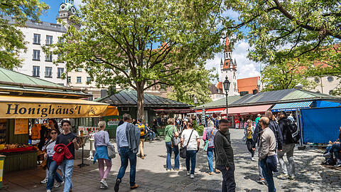 Einweg-Geschirr ist auf dem Viktualienmarkt eigentlich nicht mehr erlaubt. Doch noch d&uuml;rfen es die H&auml;ndler anbieten, wenn sie einen Aufpreis verlangen.