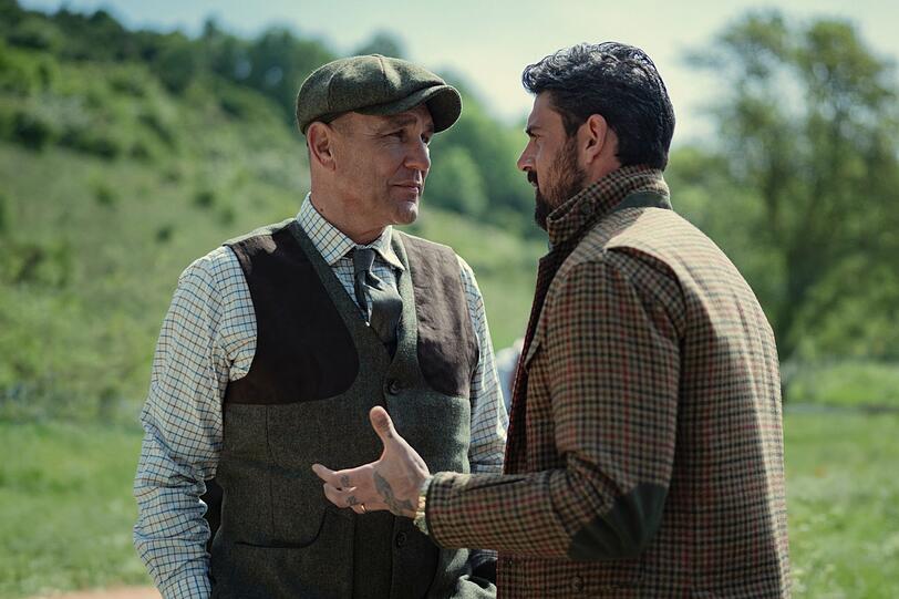 Leg dich nicht mir Geoff (Vinnie Jones, links) an. Der Wildhüter ist schon seit Urzeiten Teil der Familie Halstead und die rechte Hand von Eddie. Er traut dem Gangster Cico (Michele Morrone) nicht. Leg dich nicht mir Geoff (Vinnie Jones, links) an. Der Wildhüter ist schon seit Urzeiten Teil der Familie Halstead und die rechte Hand von Eddie. Er traut dem Gangster Cico (Michele Morrone) nicht.