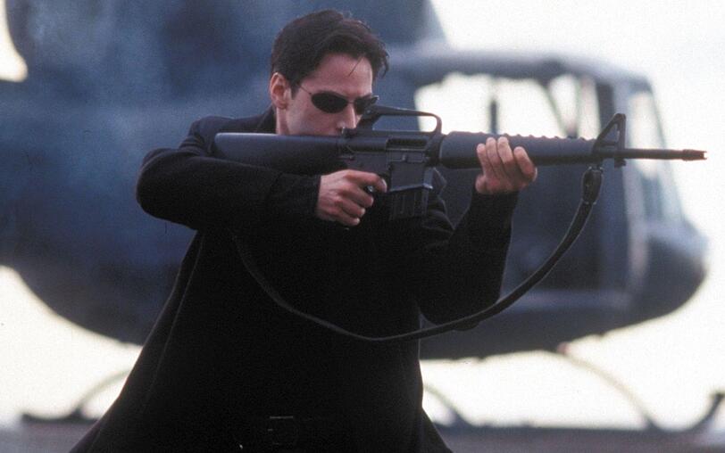 Wehende Mäntel, halsbrecherische Martial-Arts-Fights und spektakuläre Spezialeffekte - "Matrix" mit Keanu Reeves in der Hauptrolle bietet genug von alldem. Wehende Mäntel, halsbrecherische Martial-Arts-Fights und spektakuläre Spezialeffekte - "Matrix" mit Keanu Reeves in der Hauptrolle bietet genug von alldem.