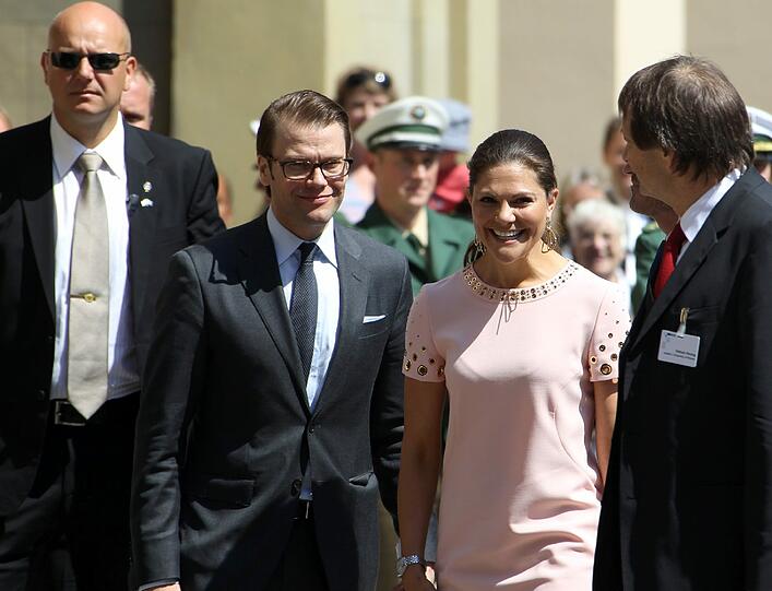 Victoria ist zum ersten Mal Mutter geworden. Die 34-Jährige brachte am frühen Donnerstagmorgen (23.02.12) eine Tochter zur Welt - wurde die Mini-Prinzessin etwa in München gezeugt? Fest steht vor neun Monaten waren Victoria und Gatte Daniel zu Besuch in der Weltstadt mit Herz - hier die Bilder...