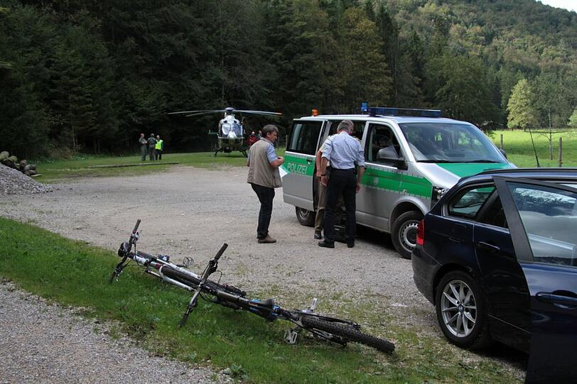 Ermittler mit einem der beiden Mountainbikes.