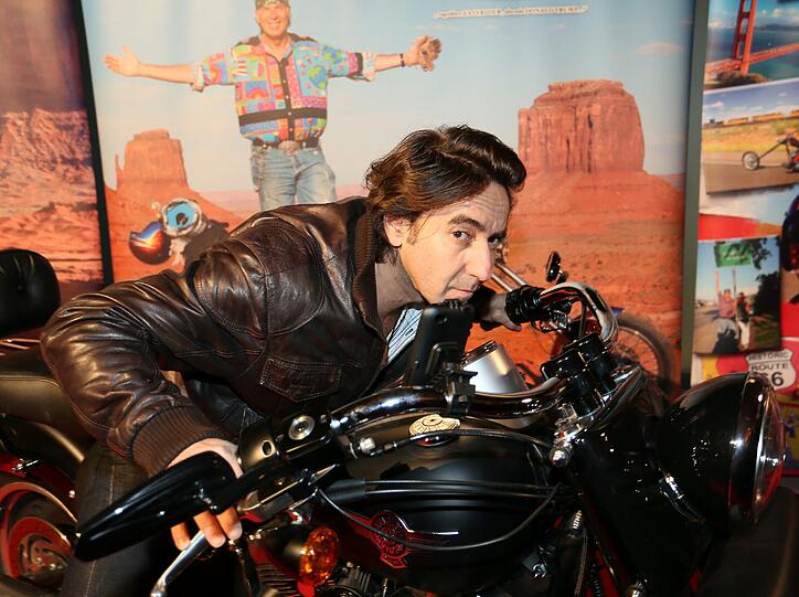 Macht sich ganz klein auf dem Motorrad: Schauspieler Dieter Landuris
