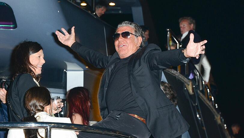 Roberto Cavalli heißt die Gäste auf seiner Yacht willkommen. Roberto Cavalli heißt die Gäste auf seiner Yacht willkommen.