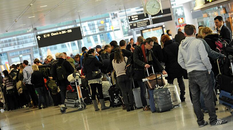 Lange Warteschlangen an den Schaltern, endloses Warten in den Terminals und fast jeder zweite Flug der Lufthansa fällt streikbedingt aus. Die Bilder vom Flughafen.