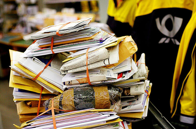 Bei der Post stapeln sich Briefe und Pakete. Verdi ruft Mitarbeiter der Post zum Streik auf. (Archivbild)
