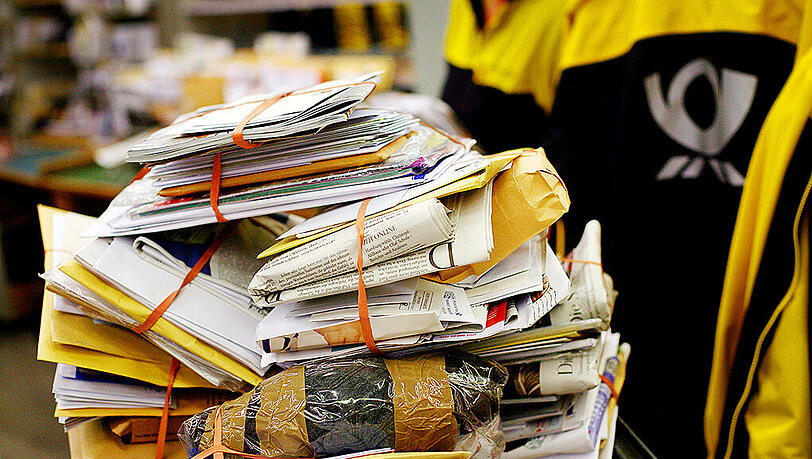 Bei der Post stapeln sich Briefe und Pakete. Verdi ruft Mitarbeiter der Post zum Streik auf. (Archivbild) Bei der Post stapeln sich Briefe und Pakete. Verdi ruft Mitarbeiter der Post zum Streik auf. (Archivbild)