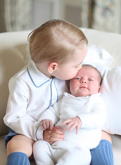 Stolz hält der britische Thronfolger Prinz George seine kleine Schwester, Prinzessin Charlotte, im Arm.