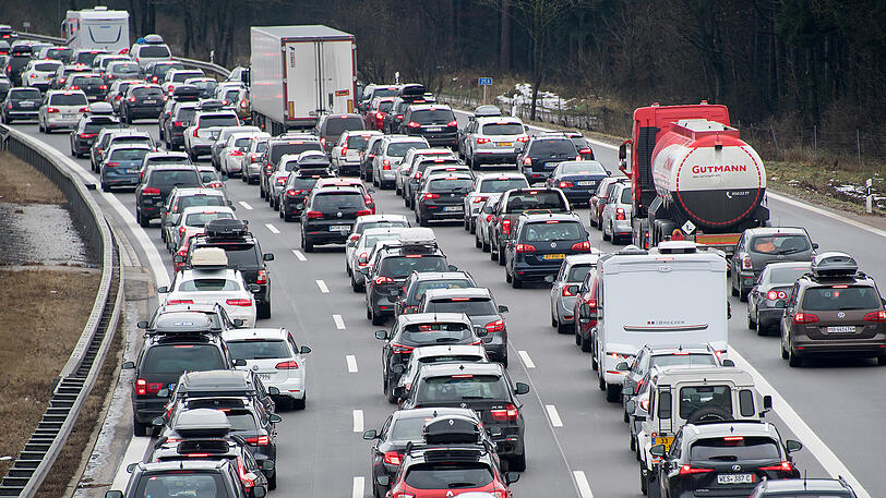 Stau auf der A8 bei Holzkirchen.