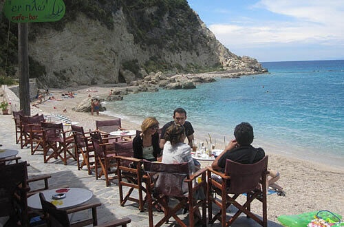 In Agios Nikitas kühlt ein Einscafé direkt am Strand, Foto: Lutz Bäucker