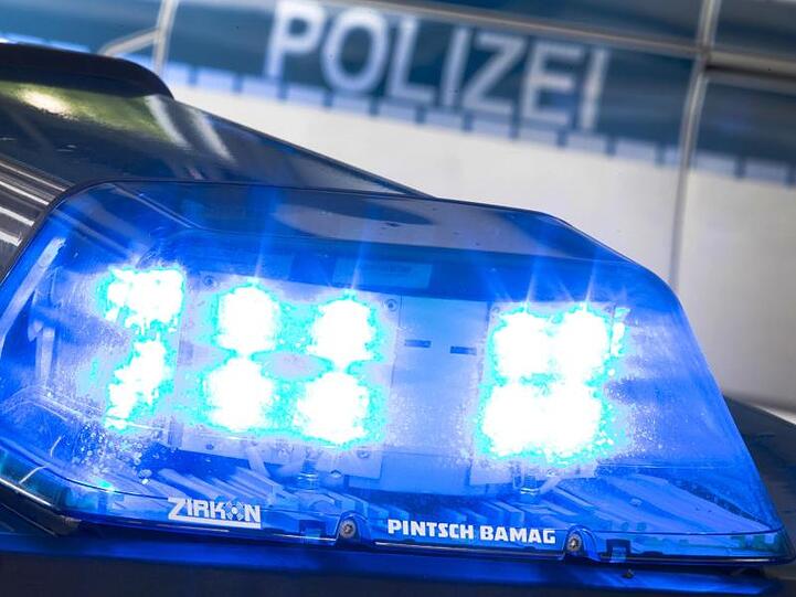 Ein Blaulicht leuchtet auf dem Dach eines Polizeiwagens. Foto: Friso Gentsch/dpa/Symbolbild