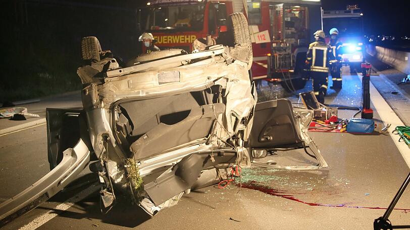 Auf der A94 hat eine Opel-Fahrerin die Kontrolle über ihren Pkw verloren und sich überschlagen. Das Auto blieb mitten auf der Fahrbahn liegen.