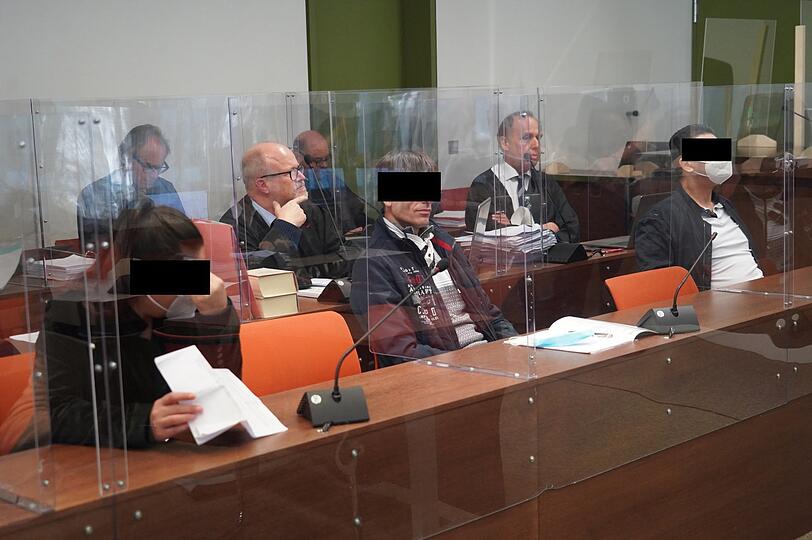 Die Angeklagten und ihre Anwälte.