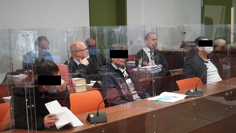 Die Angeklagten und ihre Anwälte. Die Angeklagten und ihre Anwälte.