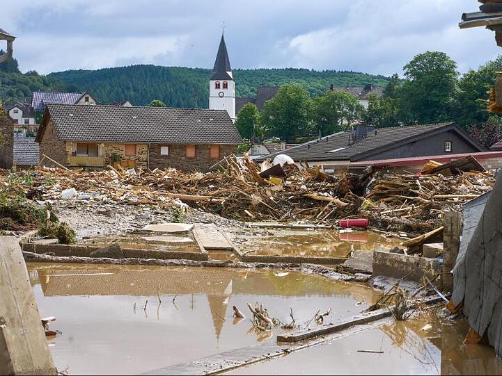 Schuld mit etwa 700 Einwohnern liegt in einer Schleife an der Ahr, die normalerweise ein kleiner Fluss ist. Nun hat sich die Ahr in ein reißendes Gewässer verwandelt.