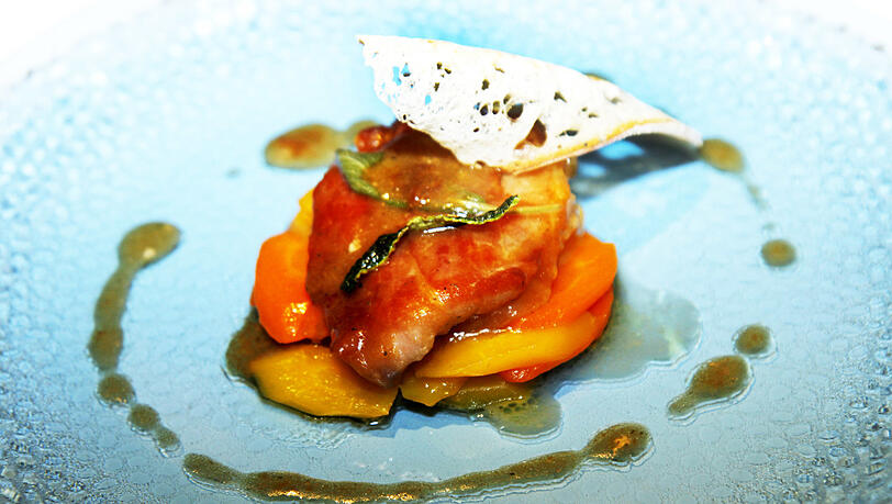 Dritter Gang: Saltimbocca vom Seeteufel, karamellisierte Karotten. Dritter Gang: Saltimbocca vom Seeteufel, karamellisierte Karotten.