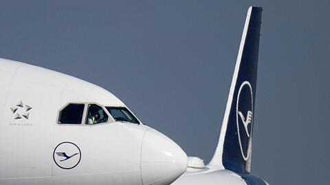 Eine Passagiermaschine der Lufthansa rollt auf dem Flughafen Frankfurt zu ihrer Startposition.