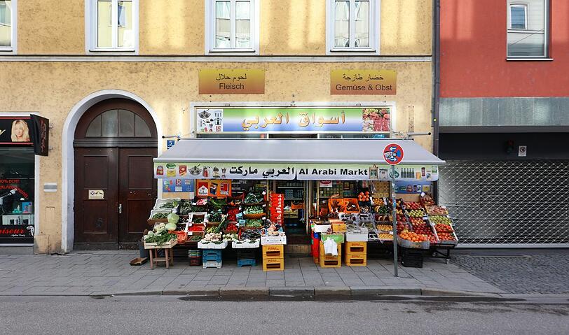 Exotisch ist sie, die Landwehrstraße, wie man auch hier am Mini-Supermarkt "Al Arabi Markt" sieht.