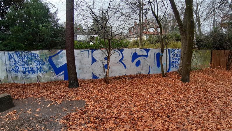 Nur wenige Meter vom Trainingsgelände des FC Bayern ist nun dieses überdimensionale Graffiti der 1860-Anhänger zu sehen. Nur wenige Meter vom Trainingsgelände des FC Bayern ist nun dieses überdimensionale Graffiti der 1860-Anhänger zu sehen.
