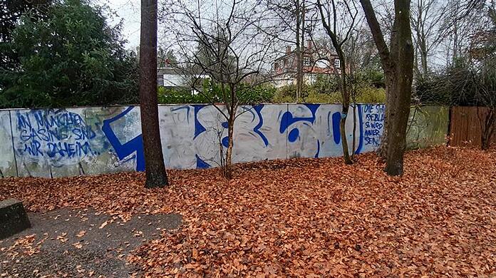 Nur wenige Meter vom Trainingsgelände des FC Bayern ist nun dieses überdimensionale Graffiti der 1860-Anhänger zu sehen. Nur wenige Meter vom Trainingsgelände des FC Bayern ist nun dieses überdimensionale Graffiti der 1860-Anhänger zu sehen.