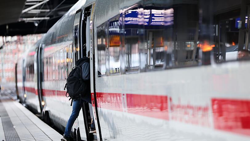 Die Deutsche Bahn verzeichnete 2025 einen Verlust von rund 2,3 Milliarden Euro. (Symbolbild) Die Deutsche Bahn verzeichnete 2025 einen Verlust von rund 2,3 Milliarden Euro. (Symbolbild)