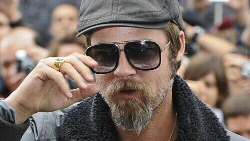Brad Pitt übersteht Motorradunfall ohne größere Schrammen. Brad Pitt übersteht Motorradunfall ohne größere Schrammen.