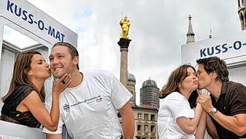 Ex-Playmate Gitta Saxx und Schauspieler Hakim-Michael Meziani verteilen Küsse mitten in München. Ex-Playmate Gitta Saxx und Schauspieler Hakim-Michael Meziani verteilen Küsse mitten in München.