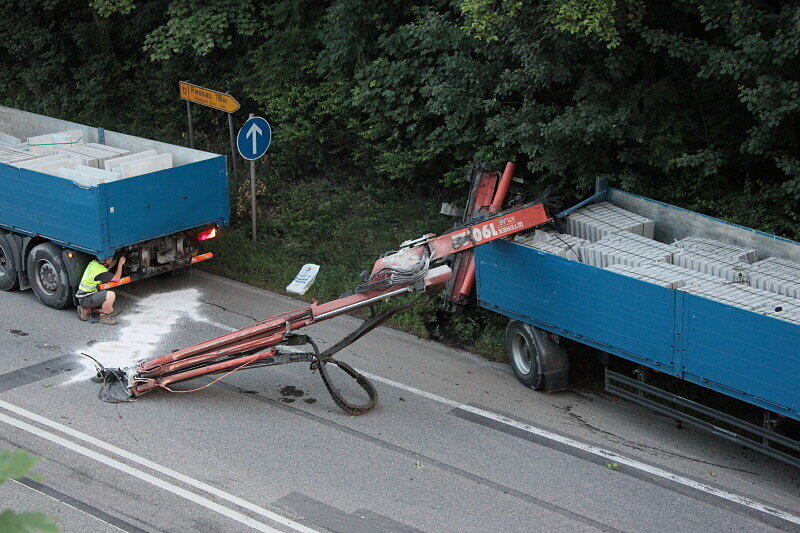 Bei Mühldorf ist ein Lkw mit Ladekran gegen eine Brücke gekracht. Der Kran wurde dabei aus der Verankerung gerissen und landete auf der Straße. Die Bilder.