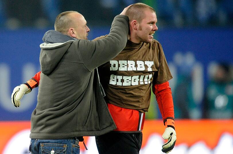 Nur wenige Wochen zuvor war St. Pauli-Keeper Benedikt Pliquett nachts auf dem Heimweg von HSV-Fans brutal attackiert worden.
