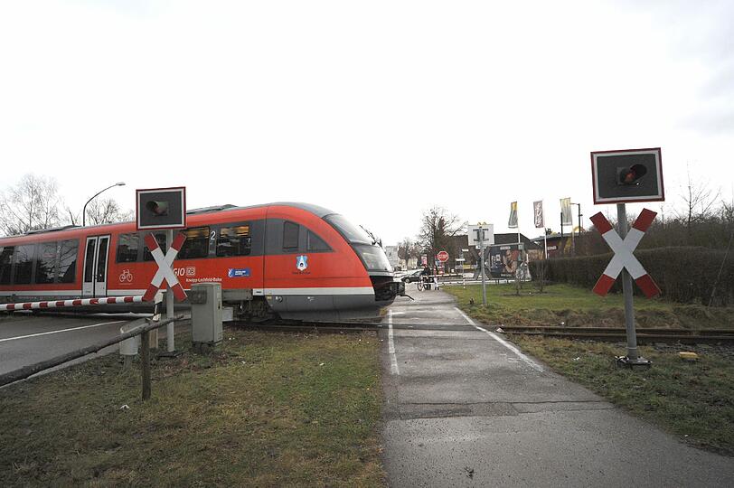 An diesem Bahnübergang in Günzburg passierte es.