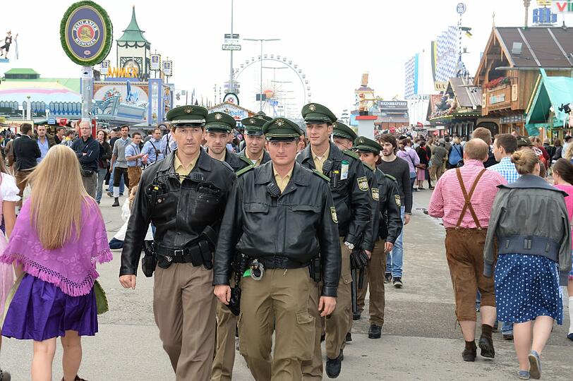 Eine Polizeistreife auf dem Oktoberfest in München (Bayern) vor dem traditionellen Einzug über die Wiesn.