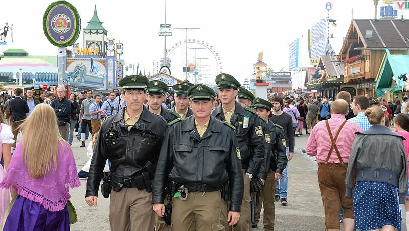 Eine Polizeistreife auf dem Oktoberfest in München (Bayern) vor dem traditionellen Einzug über die Wiesn. Eine Polizeistreife auf dem Oktoberfest in München (Bayern) vor dem traditionellen Einzug über die Wiesn.