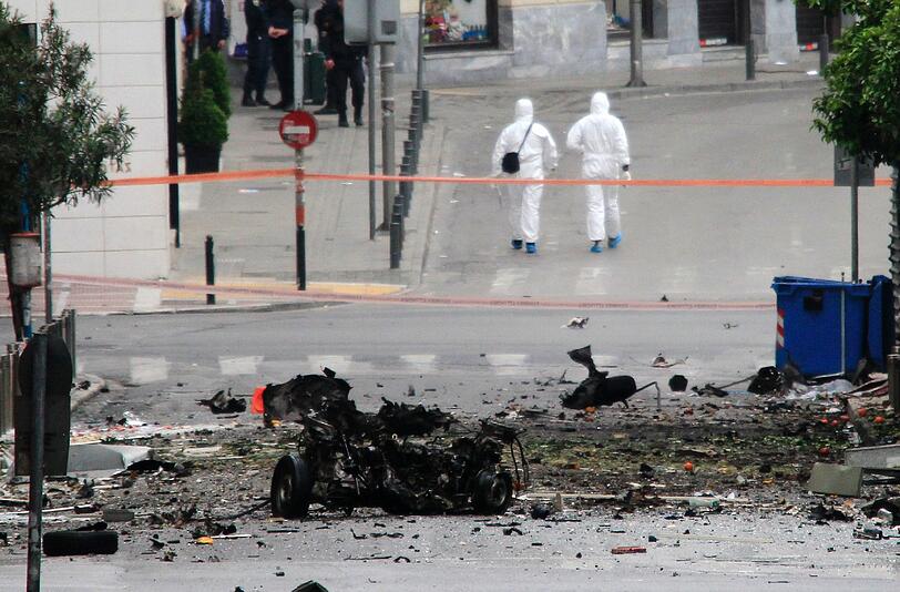 Das Auto wirde bei der Exlosion zerfetzt. Nur noch ein Teil des Motors ist zu erkennen.