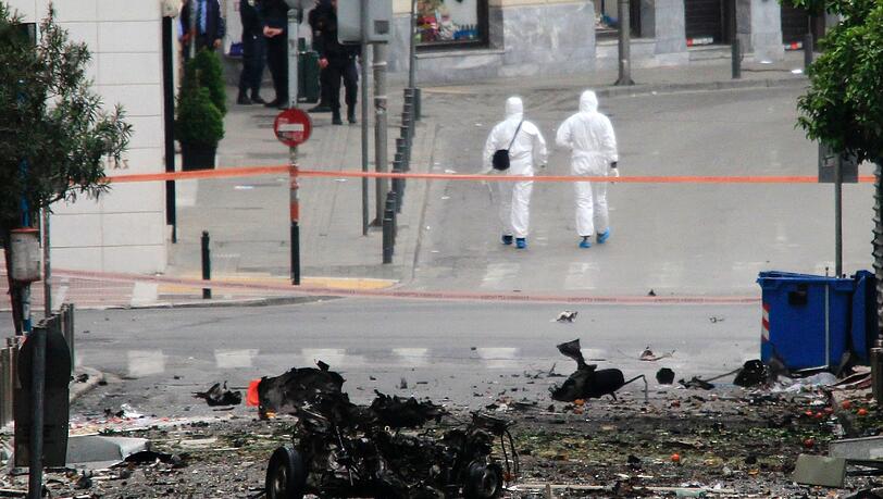 Das Auto wirde bei der Exlosion zerfetzt. Nur noch ein Teil des Motors ist zu erkennen. Das Auto wirde bei der Exlosion zerfetzt. Nur noch ein Teil des Motors ist zu erkennen.