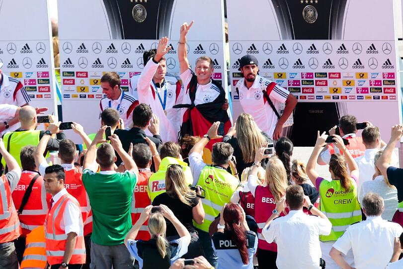 Philipp Lahm, Thomas Mueller, Sebastian Schweinsteiger and Sami Khedira nach der Ankunft am Flughafen.