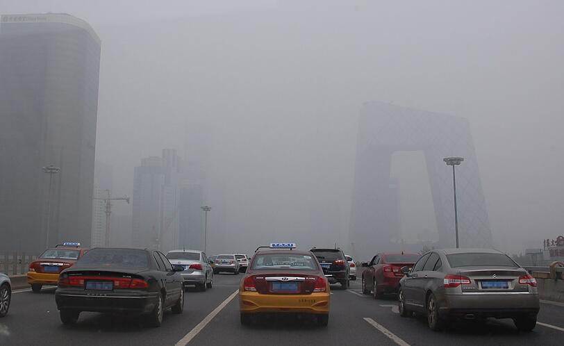 Dichter Smog verhindert die Sicht auf Hochhäuser in Peking. Foto: Stephan Scheuer/Archiv