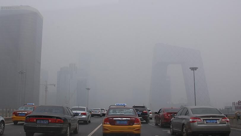 Dichter Smog verhindert die Sicht auf Hochhäuser in Peking. Foto: Stephan Scheuer/Archiv Dichter Smog verhindert die Sicht auf Hochhäuser in Peking. Foto: Stephan Scheuer/Archiv