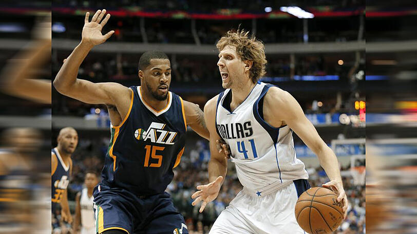 Dallas-Star Dirk Nowitzki (r) erzielte 20 Punkte im Spiel gegen Utah Jazz.