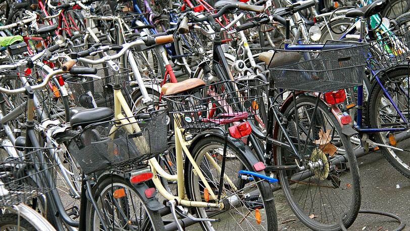Verrostete Ketten, platte Reifen, keine Sattel - in Bayerns Städten verstopfen immer mehr Schrotträder die Abstellplätze für Fahrräder.