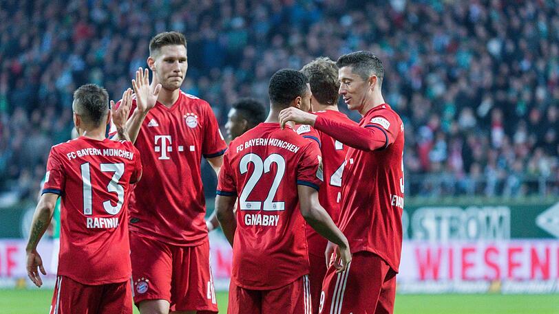 Die Bayern-Stars feiern ihren Doppelpacker Serge Gnabry.