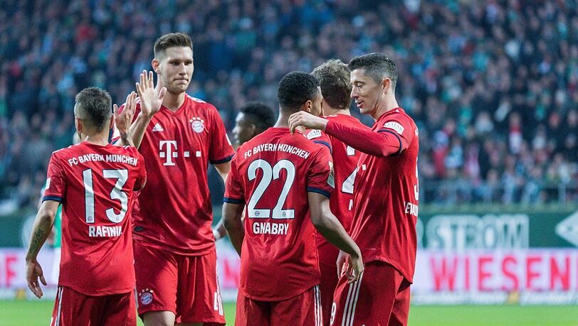 Die Bayern-Stars feiern ihren Doppelpacker Serge Gnabry. Die Bayern-Stars feiern ihren Doppelpacker Serge Gnabry.