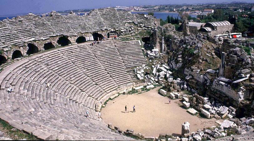 Side: Das Amphitheater von Side ist das einzige Freistehende der Südtürkei.