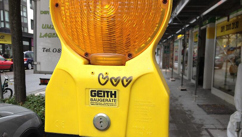 Ebenso an diesen gelben Reflektor am Baustellen-Gerüst. Ebenso an diesen gelben Reflektor am Baustellen-Gerüst.