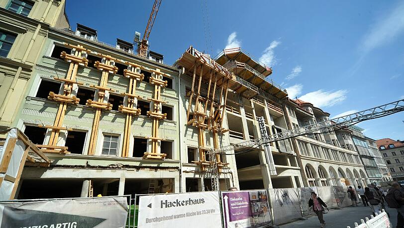 Baustelle Hofstatt (hier das alte AZ-Gebäude): Die Nachbarn hatten jahrelang mit Staub und Lärm zu kämpfen. Baustelle Hofstatt (hier das alte AZ-Gebäude): Die Nachbarn hatten jahrelang mit Staub und Lärm zu kämpfen.