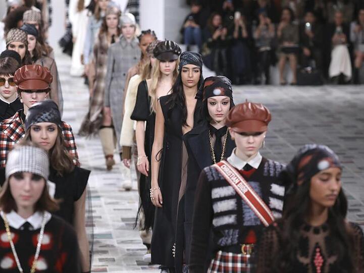 Models präsentieren die Herbst/Winter Damenkollektion 2020/21 von Dior.