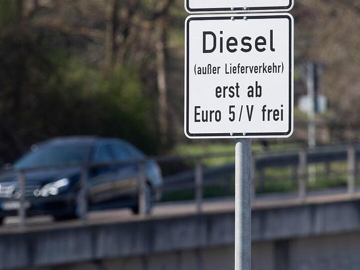 Stuttgarter Umweltzone: Auch Köln muss nach einem Gerichtsurteil jetzt auf vier besonders stark belasteten Straßen Fahrverbotszonen für Diesel einrichten.