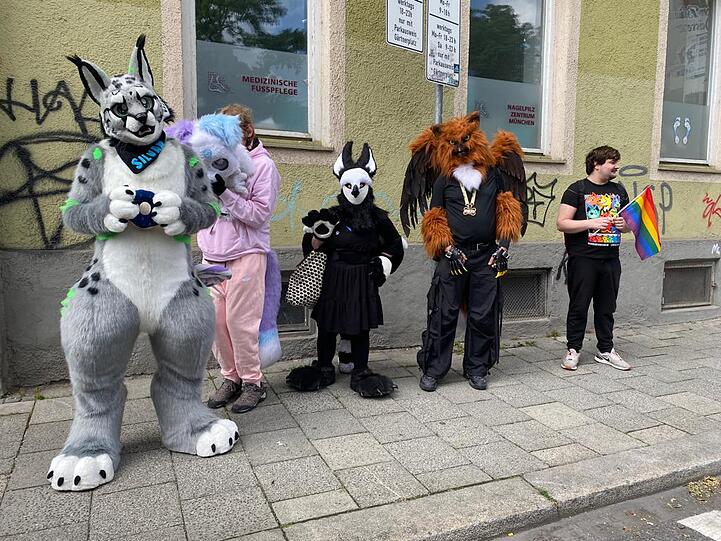 Die Münchner Furs sind auf dem Weg zum Mariahilfplatz und marschieren gleich mit.