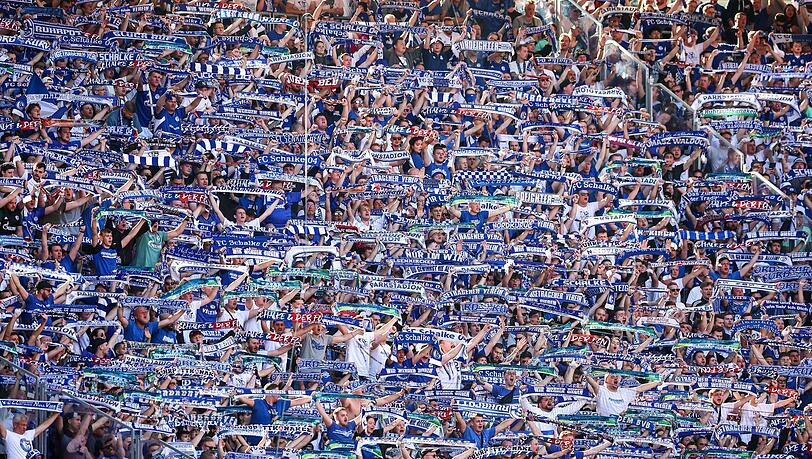 Die Schalker Fans hoffen auf einen Sieg gegen den HSV.