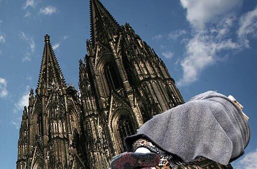 Einem Bettler ist ein Stück vom Kölner Dom auf den Kopf gefallen. Der etwa 50 Zentimeter große Brocken hatte sich in 25 Metern Höhe vom Südturm gelöst.