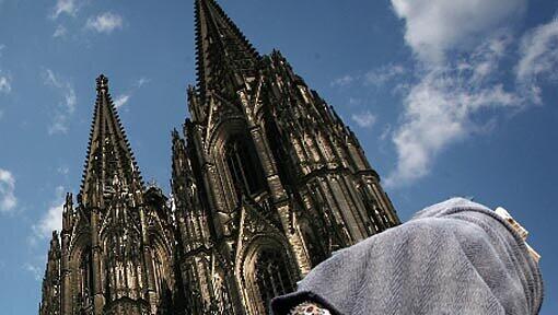 Einem Bettler ist ein Stück vom Kölner Dom auf den Kopf gefallen. Der etwa 50 Zentimeter große Brocken hatte sich in 25 Metern Höhe vom Südturm gelöst. Einem Bettler ist ein Stück vom Kölner Dom auf den Kopf gefallen. Der etwa 50 Zentimeter große Brocken hatte sich in 25 Metern Höhe vom Südturm gelöst.