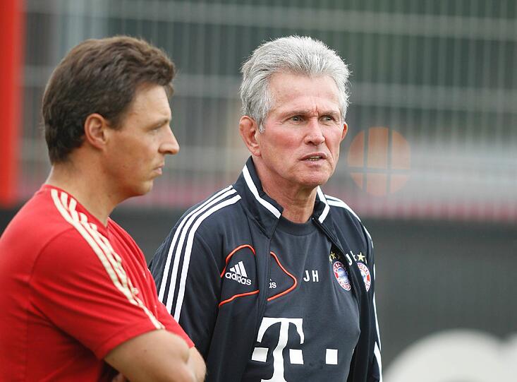 Trainer Jupp Heynckes (r.) beobachtet seine neuen Spieler.